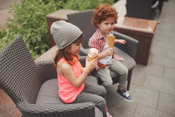 Счастливые мальчик и девочка с мороженым — стоковое фото