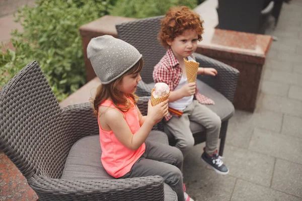 Happy boy and girl with icecream — Stock Photo, Image