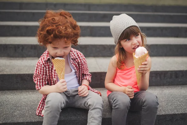 Happy boy and girl with icecream — Stock Photo, Image