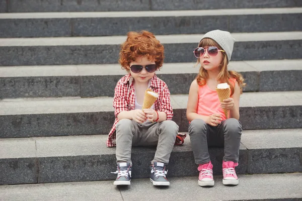 Felice ragazzo e ragazza con gelato — Foto Stock