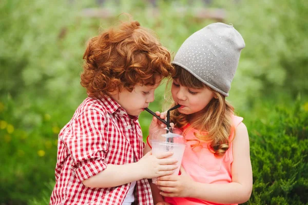 Happy boy and girl with coctail — Stock Photo, Image