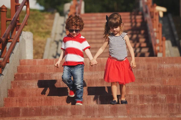 Petit garçon et fille sur escalier — Photo