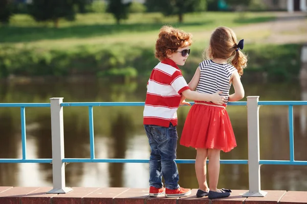 Precioso niño y niña — Foto de Stock