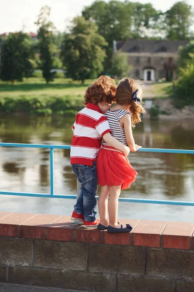 Liebliche kleine Jungen und Mädchen — Stockfoto