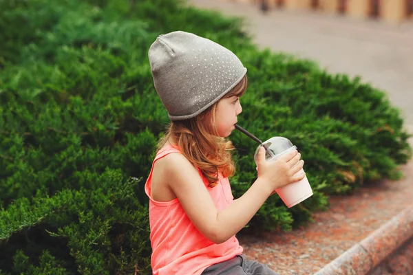 Маленькая хипстерская девочка с коктейлем — стоковое фото
