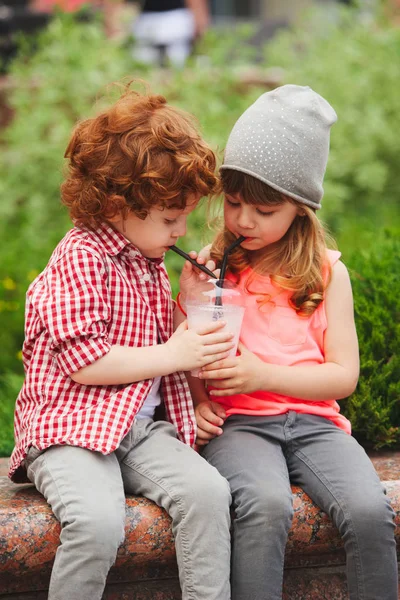 Счастливые мальчик и девочка с кокошником — стоковое фото