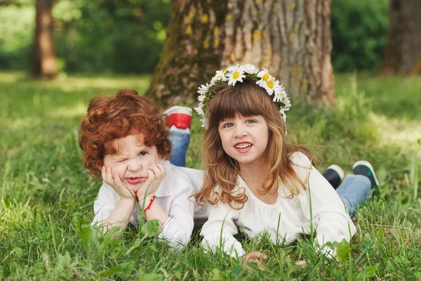 Menino e menina no parque de verão — Fotografia de Stock