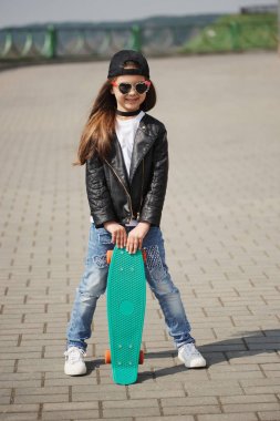 Sokakta kaykaylı küçük kız