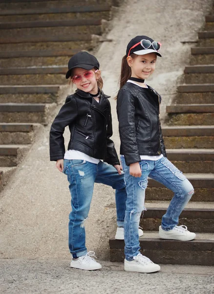 Şık komik küçük kızlar sokakta — Stok fotoğraf