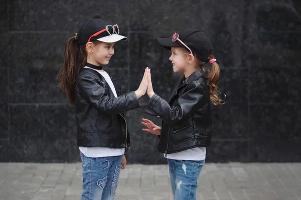 Stijlvolle grappige kleine meisjes op straat — Stockfoto