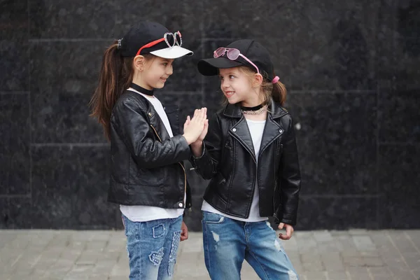 Stijlvolle grappige kleine meisjes op straat — Stockfoto