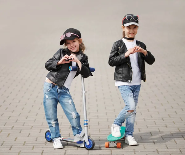 Stijlvolle grappige kleine meisjes op straat — Stockfoto