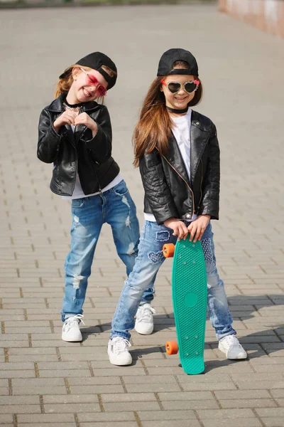 Стильные веселые девчонки на улице — стоковое фото