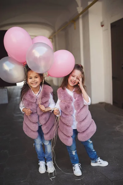 Meninas engraçadas elegantes na rua — Fotografia de Stock