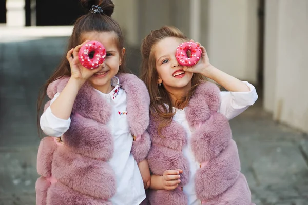 Élégantes petites filles drôles dans la rue — Photo