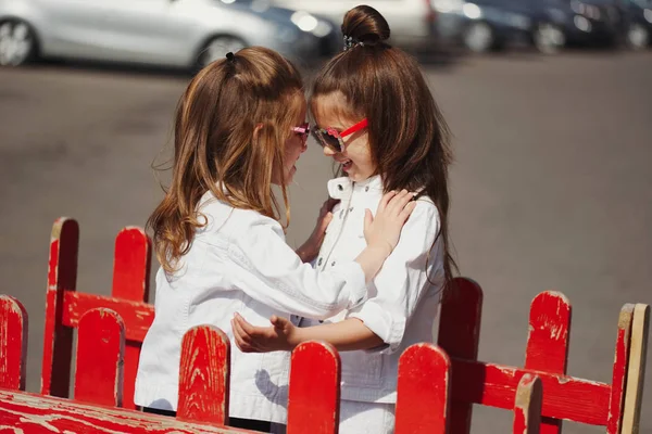 Stijlvolle grappige kleine meisjes op straat — Stockfoto