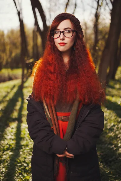 Vörös hajú lány az erdő — Stock Fotó
