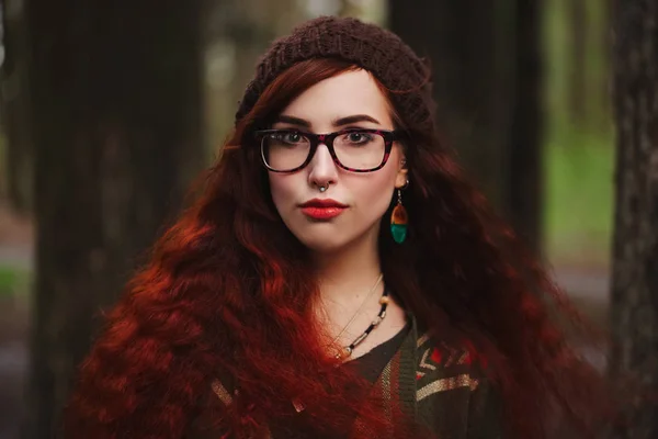 Roșu cu păr fată în pădure — Fotografie, imagine de stoc