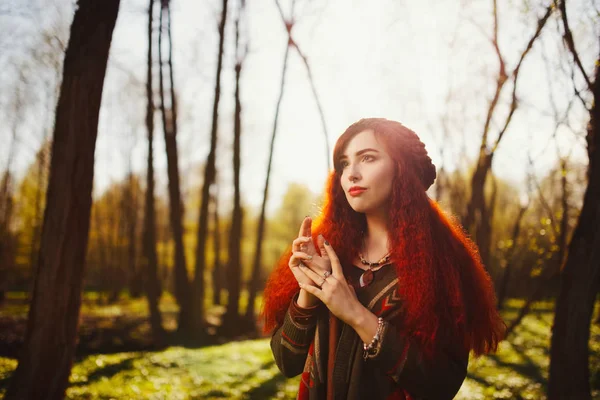 Röd korthårig flicka i skogen — Stockfoto