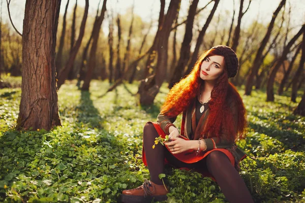 Rothaarige Mädchen im Wald — Stockfoto