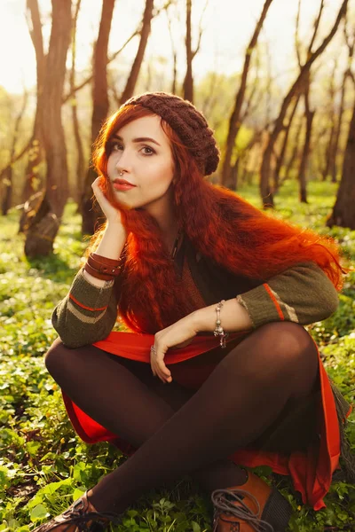 Ragazza dai capelli rossi nella foresta — Foto Stock