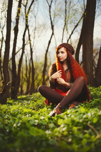 Kırmızı saçlı kız ormanda — Stok fotoğraf