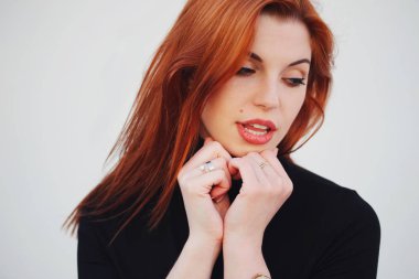 şehvetli kırmızı saçlı güzel kız