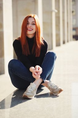 şehvetli kırmızı saçlı güzel kız