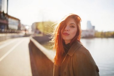 şehvetli kırmızı saçlı güzel kız