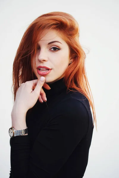 官能的な赤い髪の美しい少女 — ストック写真