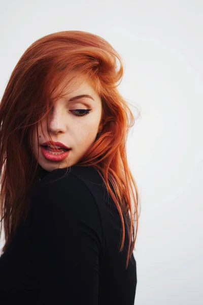 관능적인 빨간 머리의 아름 다운 소녀 — 스톡 사진