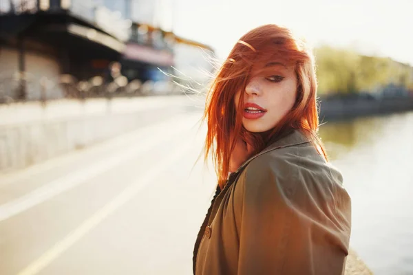 Чувственные рыжие волосы красивая девушка — стоковое фото