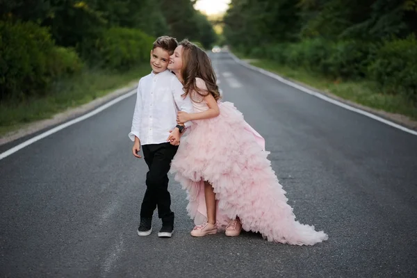 Ung glad pojke och flicka tillsammans utanför — Stockfoto