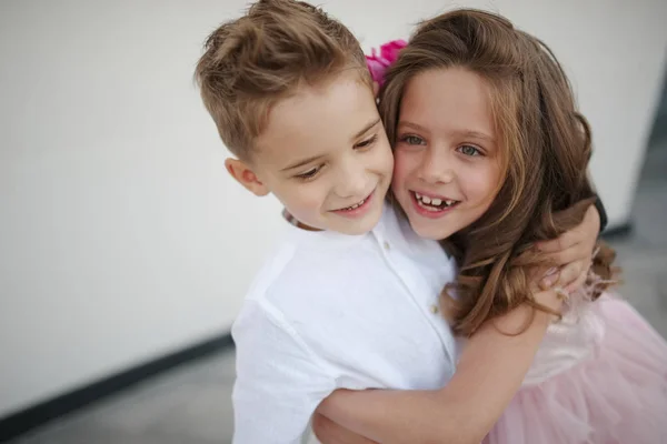 Jovem menino feliz e menina juntos fora — Fotografia de Stock