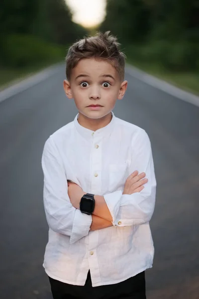 Portret de tânăr băiat frumos cu tunsoare elegantă — Fotografie, imagine de stoc
