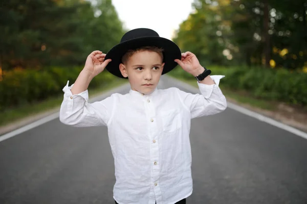 Şık saç kesimi olan yakışıklı bir çocuğun portresi. — Stok fotoğraf