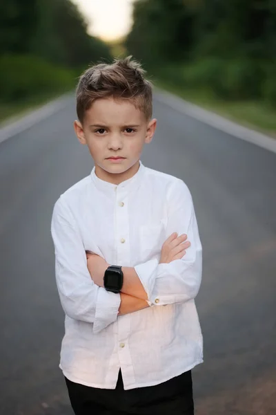 Porträt eines jungen hübschen Jungen mit stylischem Haarschnitt — Stockfoto