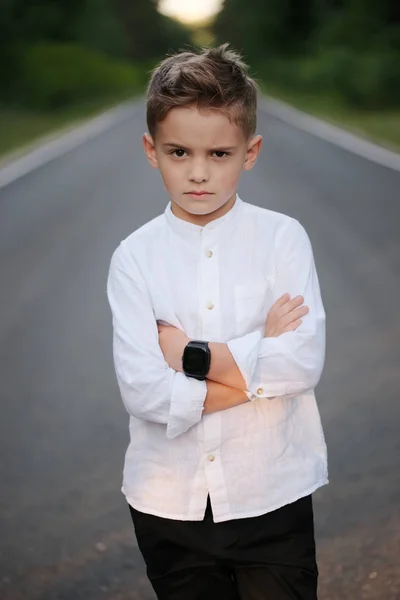 Retrato de jovem menino bonito com corte de cabelo elegante — Fotografia de Stock