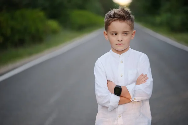 Retrato de jovem menino bonito com corte de cabelo elegante — Fotografia de Stock