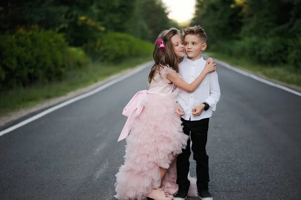 Jovem menino feliz e menina juntos fora — Fotografia de Stock