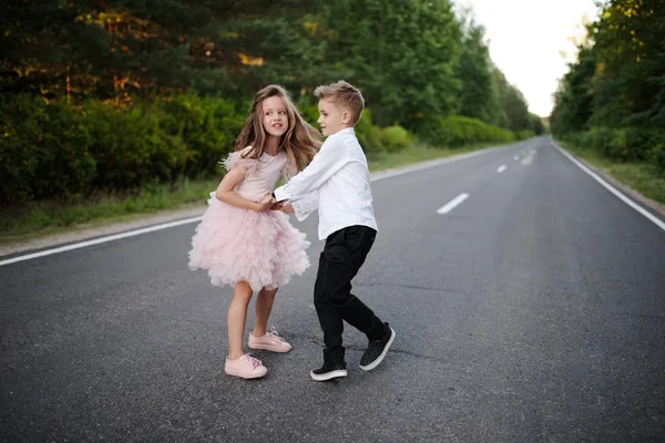 Jong gelukkig jongen en meisje samen buiten Stockfoto