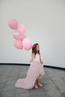 Genç mutlu çocuk ve kız dışarıda birlikte.