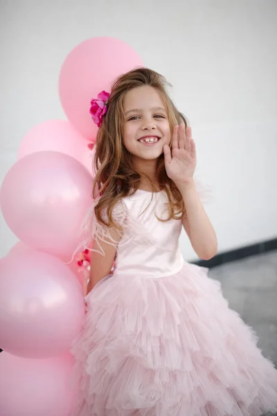 Portret van gelukkig jong meisje met roze ballonnen — Stockfoto