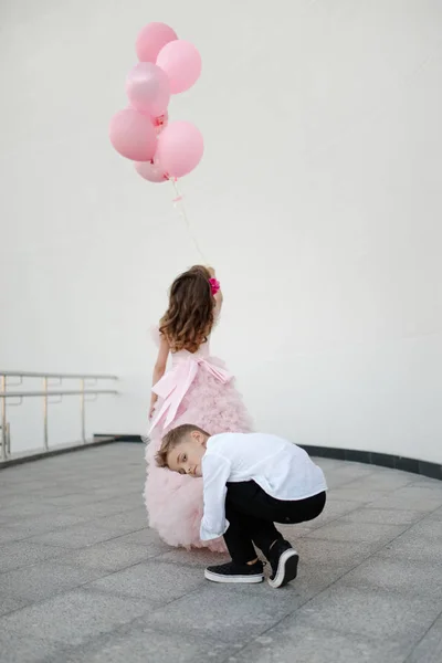 Jeune garçon heureux et fille ensemble à l'extérieur — Photo