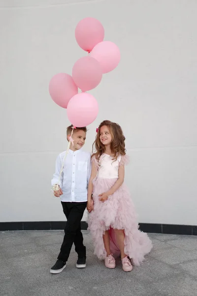 Jovem menino feliz e menina juntos fora — Fotografia de Stock