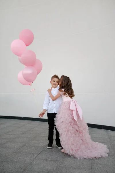 Young happy boy and girl together outside — Stock Photo, Image