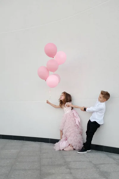 Young happy boy and girl together outside — Stock Photo, Image