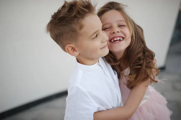 Mladý šťastný chlapec a dívka spolu venku — Stock fotografie