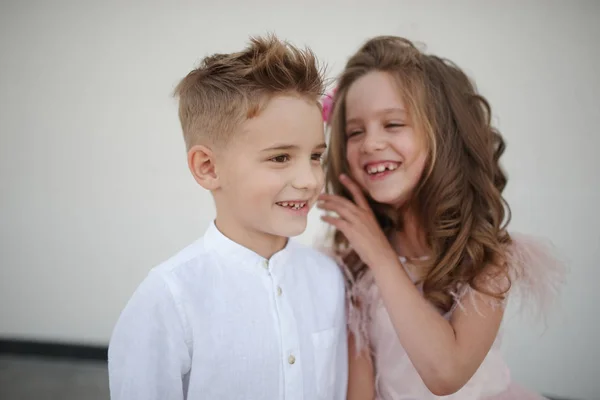 Jeune garçon heureux et fille ensemble à l'extérieur — Photo