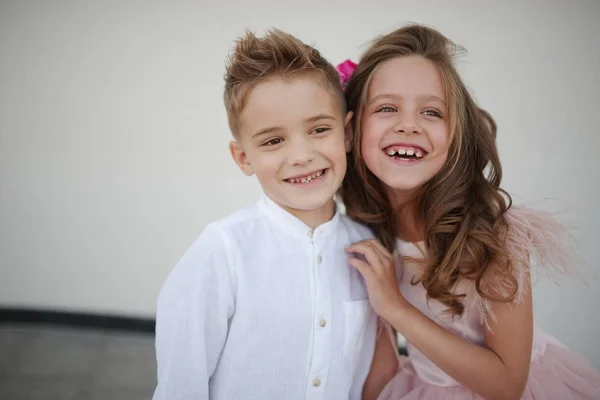 Jeune garçon heureux et fille ensemble à l'extérieur — Photo